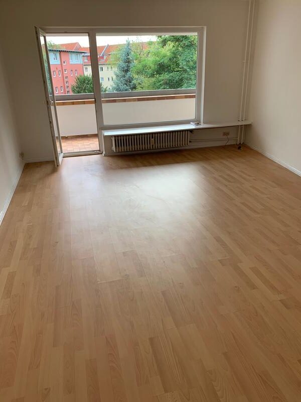 Großzügige 2-Zimmer-Wohnung (75,27 m²) im 2. OG links außen mit Küche, Badewanne, Balkon & Fahrstuhl. Kaltmiete 650 € + 170 € BK + 90 € HK, Kaution 3 KM. Zentrale Lage nahe U-Bhf. Residenzstraße mit guter Infrastruktur & Verkehrsanbindung.
