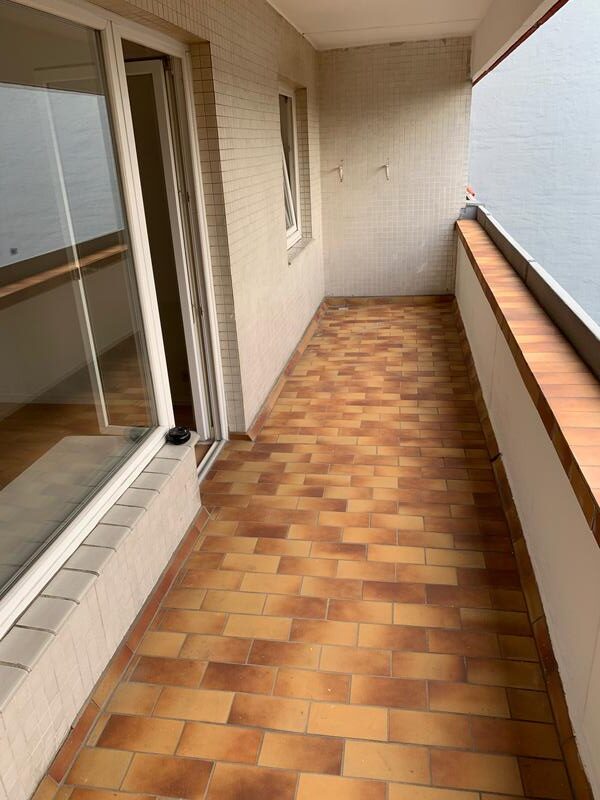 Großzügige 2-Zimmer-Wohnung (75,27 m²) im 2. OG links außen mit Küche, Badewanne, Balkon & Fahrstuhl. Kaltmiete 650 € + 170 € BK + 90 € HK, Kaution 3 KM. Zentrale Lage nahe U-Bhf. Residenzstraße mit guter Infrastruktur & Verkehrsanbindung.