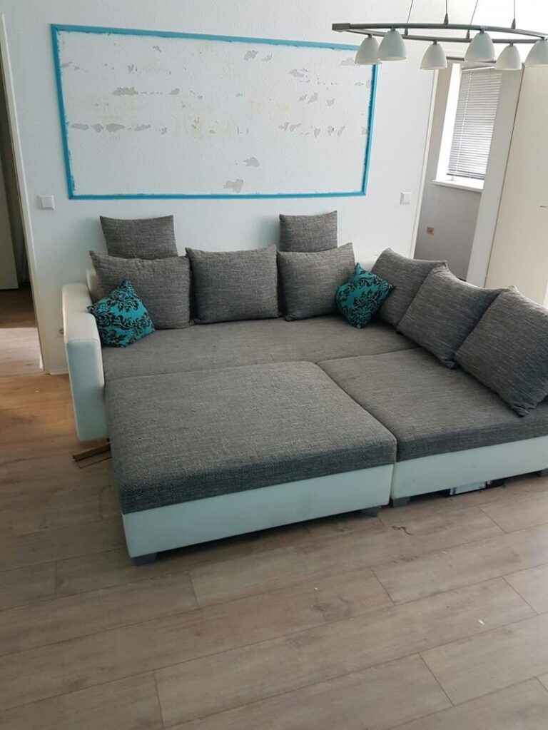 Großzügige 3-Zimmer-Wohnung (69 m²) im 4. OG rechts mit Duschbad, Balkon, Aufzug & Kellerraum. Kaltmiete 595 € + 140 € BK + 75 € HK, Kaution 3 KM. Ruhige Lage nahe U-Bhf. Karl-Marx-Straße & Hasenheide. Optionaler PKW-Stellplatz verfügbar.