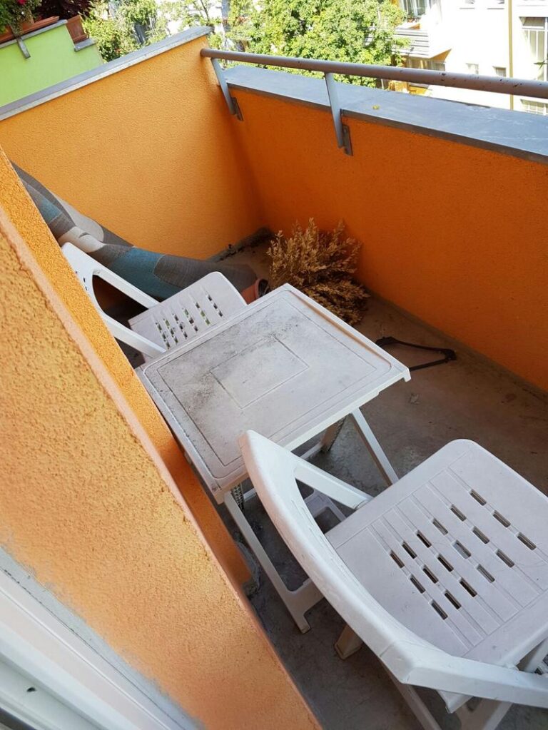 Großzügige 3-Zimmer-Wohnung (69 m²) im 4. OG rechts mit Duschbad, Balkon, Aufzug & Kellerraum. Kaltmiete 595 € + 140 € BK + 75 € HK, Kaution 3 KM. Ruhige Lage nahe U-Bhf. Karl-Marx-Straße & Hasenheide. Optionaler PKW-Stellplatz verfügbar.