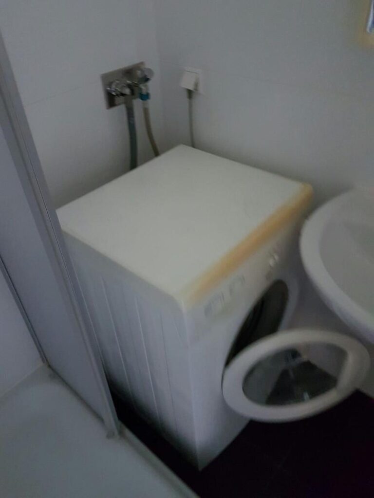 Großzügige 3-Zimmer-Wohnung (69 m²) im 4. OG rechts mit Duschbad, Balkon, Aufzug & Kellerraum. Kaltmiete 595 € + 140 € BK + 75 € HK, Kaution 3 KM. Ruhige Lage nahe U-Bhf. Karl-Marx-Straße & Hasenheide. Optionaler PKW-Stellplatz verfügbar.