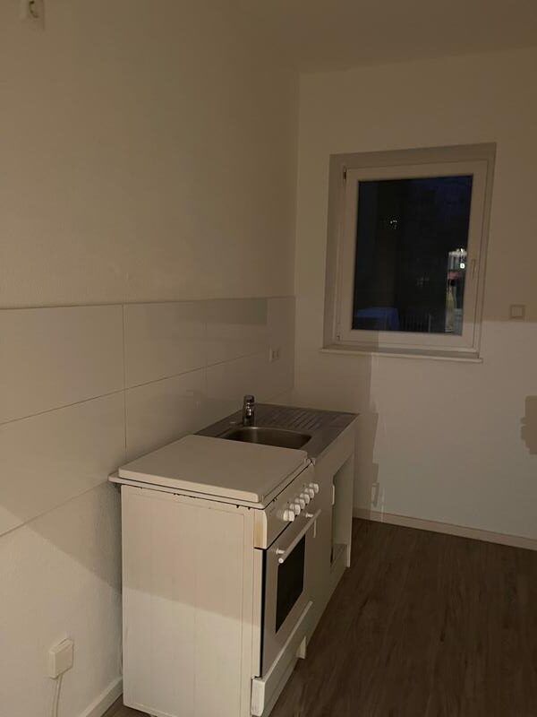 Gemütliche 1-Zimmer-Wohnung (45 m²) im EG links mit Küche, Badewanne, Kellerraum & Aufzug. Kaltmiete 550 € + 75 € BK + 50 € HK, Kaution 3 KM. Ruhige Lage nahe U-Bhf. Karl-Marx-Straße & Hasenheide. Optionaler PKW-Stellplatz verfügbar.