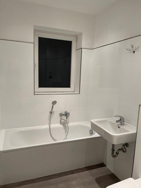 Gemütliche 1-Zimmer-Wohnung (45 m²) im EG links mit Küche, Badewanne, Kellerraum & Aufzug. Kaltmiete 550 € + 75 € BK + 50 € HK, Kaution 3 KM. Ruhige Lage nahe U-Bhf. Karl-Marx-Straße & Hasenheide. Optionaler PKW-Stellplatz verfügbar.