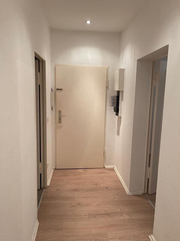 Gemütliche 1-Zimmer-Wohnung (45 m²) im EG links mit Küche, Badewanne, Kellerraum & Aufzug. Kaltmiete 550 € + 75 € BK + 50 € HK, Kaution 3 KM. Ruhige Lage nahe U-Bhf. Karl-Marx-Straße & Hasenheide. Optionaler PKW-Stellplatz verfügbar.