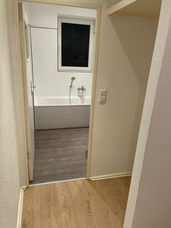 Gemütliche 1-Zimmer-Wohnung (45 m²) im EG links mit Küche, Badewanne, Kellerraum & Aufzug. Kaltmiete 550 € + 75 € BK + 50 € HK, Kaution 3 KM. Ruhige Lage nahe U-Bhf. Karl-Marx-Straße & Hasenheide. Optionaler PKW-Stellplatz verfügbar.