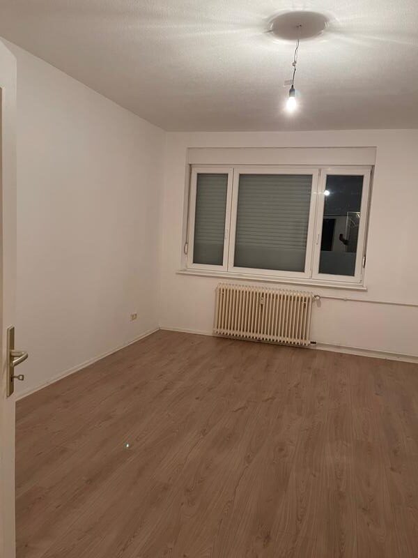 Gemütliche 1-Zimmer-Wohnung (45 m²) im EG links mit Küche, Badewanne, Kellerraum & Aufzug. Kaltmiete 550 € + 75 € BK + 50 € HK, Kaution 3 KM. Ruhige Lage nahe U-Bhf. Karl-Marx-Straße & Hasenheide. Optionaler PKW-Stellplatz verfügbar.
