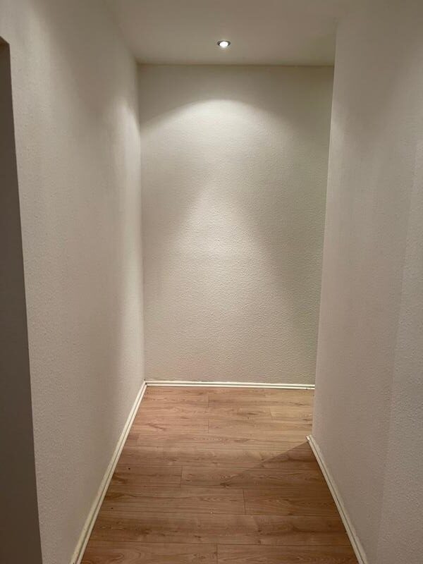 Gemütliche 1-Zimmer-Wohnung (45 m²) im EG links mit Küche, Badewanne, Kellerraum & Aufzug. Kaltmiete 550 € + 75 € BK + 50 € HK, Kaution 3 KM. Ruhige Lage nahe U-Bhf. Karl-Marx-Straße & Hasenheide. Optionaler PKW-Stellplatz verfügbar.