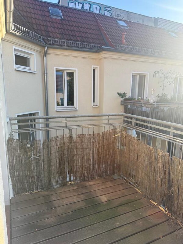 Helle 2-Zimmer-Altbauwohnung (58 m²) im 4. OG rechts mit Küche, Duschbad & Balkon. Kaltmiete 402 € + 200 € BK, Kaution 3 KM. Zentrale Lage in Friedrichshain nahe Boxhagener Platz & Volkspark, umgeben von Cafés & Bars. Sehr gute ÖPNV-Anbindung (U5, S-Bahn, Tram, Bus) in alle Richtungen.