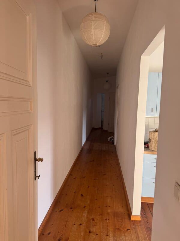 Helle 2-Zimmer-Altbauwohnung (58 m²) im 4. OG rechts mit Küche, Duschbad & Balkon. Kaltmiete 402 € + 200 € BK, Kaution 3 KM. Zentrale Lage in Friedrichshain nahe Boxhagener Platz & Volkspark, umgeben von Cafés & Bars. Sehr gute ÖPNV-Anbindung (U5, S-Bahn, Tram, Bus) in alle Richtungen.