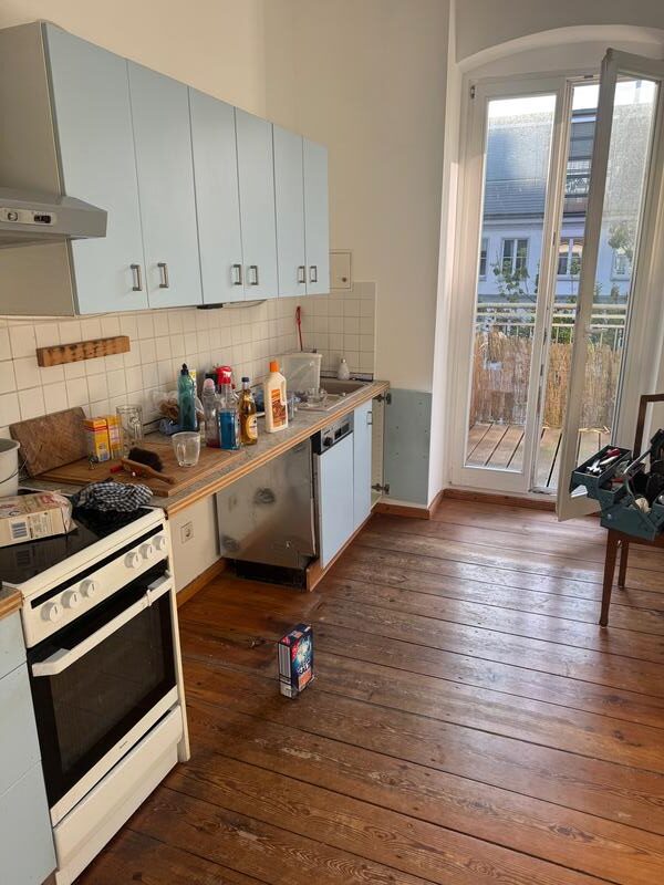 Helle 2-Zimmer-Altbauwohnung (58 m²) im 4. OG rechts mit Küche, Duschbad & Balkon. Kaltmiete 402 € + 200 € BK, Kaution 3 KM. Zentrale Lage in Friedrichshain nahe Boxhagener Platz & Volkspark, umgeben von Cafés & Bars. Sehr gute ÖPNV-Anbindung (U5, S-Bahn, Tram, Bus) in alle Richtungen.
