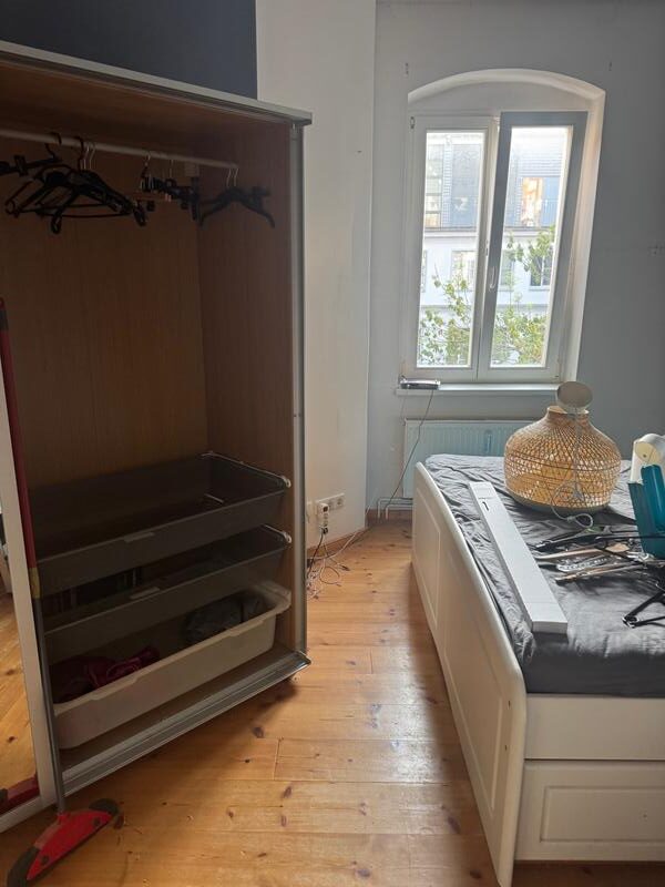 Helle 2-Zimmer-Altbauwohnung (58 m²) im 4. OG rechts mit Küche, Duschbad & Balkon. Kaltmiete 402 € + 200 € BK, Kaution 3 KM. Zentrale Lage in Friedrichshain nahe Boxhagener Platz & Volkspark, umgeben von Cafés & Bars. Sehr gute ÖPNV-Anbindung (U5, S-Bahn, Tram, Bus) in alle Richtungen.