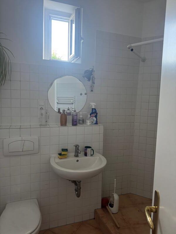 Helle 2-Zimmer-Altbauwohnung (58 m²) im 4. OG rechts mit Küche, Duschbad & Balkon. Kaltmiete 402 € + 200 € BK, Kaution 3 KM. Zentrale Lage in Friedrichshain nahe Boxhagener Platz & Volkspark, umgeben von Cafés & Bars. Sehr gute ÖPNV-Anbindung (U5, S-Bahn, Tram, Bus) in alle Richtungen.