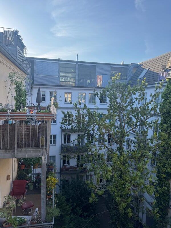 Helle 2-Zimmer-Altbauwohnung (58 m²) im 4. OG rechts mit Küche, Duschbad & Balkon. Kaltmiete 402 € + 200 € BK, Kaution 3 KM. Zentrale Lage in Friedrichshain nahe Boxhagener Platz & Volkspark, umgeben von Cafés & Bars. Sehr gute ÖPNV-Anbindung (U5, S-Bahn, Tram, Bus) in alle Richtungen.