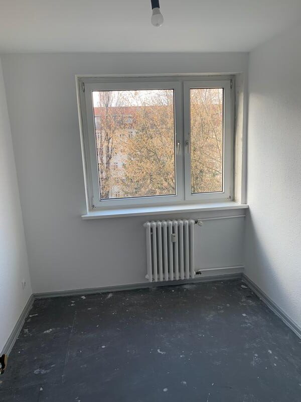 Schöne 2,5-Zimmer-Wohnung (69 m²) im 4. OG links mit Küche, Badewanne, Balkon, Aufzug & Kellerraum. Kaltmiete 390 € + 150 € BK + 60 € HK, Kaution 3 KM. Ruhige Lage nahe U-Bhf. Karl-Marx-Straße & Hasenheide. Optionaler PKW-Stellplatz verfügbar.