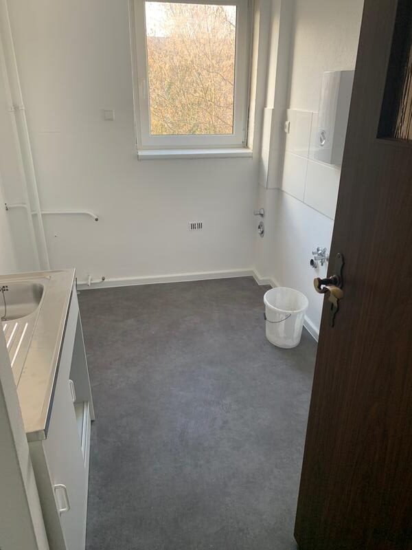 Schöne 2,5-Zimmer-Wohnung (69 m²) im 4. OG links mit Küche, Badewanne, Balkon, Aufzug & Kellerraum. Kaltmiete 390 € + 150 € BK + 60 € HK, Kaution 3 KM. Ruhige Lage nahe U-Bhf. Karl-Marx-Straße & Hasenheide. Optionaler PKW-Stellplatz verfügbar.