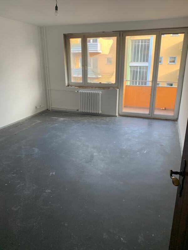 Schöne 2,5-Zimmer-Wohnung (69 m²) im 4. OG links mit Küche, Badewanne, Balkon, Aufzug & Kellerraum. Kaltmiete 390 € + 150 € BK + 60 € HK, Kaution 3 KM. Ruhige Lage nahe U-Bhf. Karl-Marx-Straße & Hasenheide. Optionaler PKW-Stellplatz verfügbar.