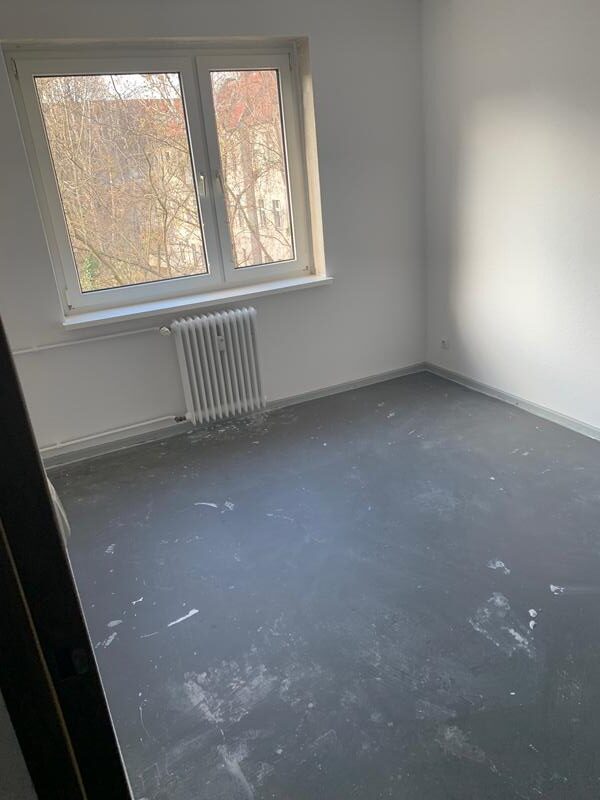 Schöne 2,5-Zimmer-Wohnung (69 m²) im 4. OG links mit Küche, Badewanne, Balkon, Aufzug & Kellerraum. Kaltmiete 390 € + 150 € BK + 60 € HK, Kaution 3 KM. Ruhige Lage nahe U-Bhf. Karl-Marx-Straße & Hasenheide. Optionaler PKW-Stellplatz verfügbar.