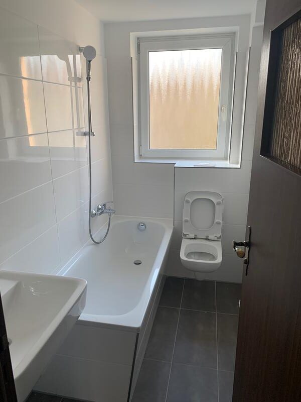 Schöne 2,5-Zimmer-Wohnung (69 m²) im 4. OG links mit Küche, Badewanne, Balkon, Aufzug & Kellerraum. Kaltmiete 390 € + 150 € BK + 60 € HK, Kaution 3 KM. Ruhige Lage nahe U-Bhf. Karl-Marx-Straße & Hasenheide. Optionaler PKW-Stellplatz verfügbar.