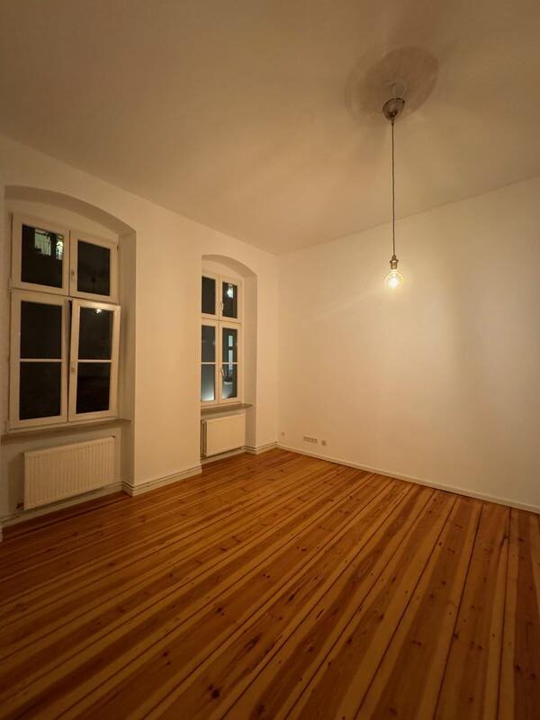 Charmante 2-Zimmer-Altbauwohnung (61 m²) im SFL 1. OG rechts mit Einbauküche, Duschbad, Flügeltüren & Keller. Kaltmiete 700 € + 100 € BK, Kaution 3 KM. Zentrale, ruhige Lage in Charlottenburg nahe Savignyplatz & Wilmersdorfer Straße mit hervorragender ÖPNV-Anbindung (U2, U7, S-Bahn).