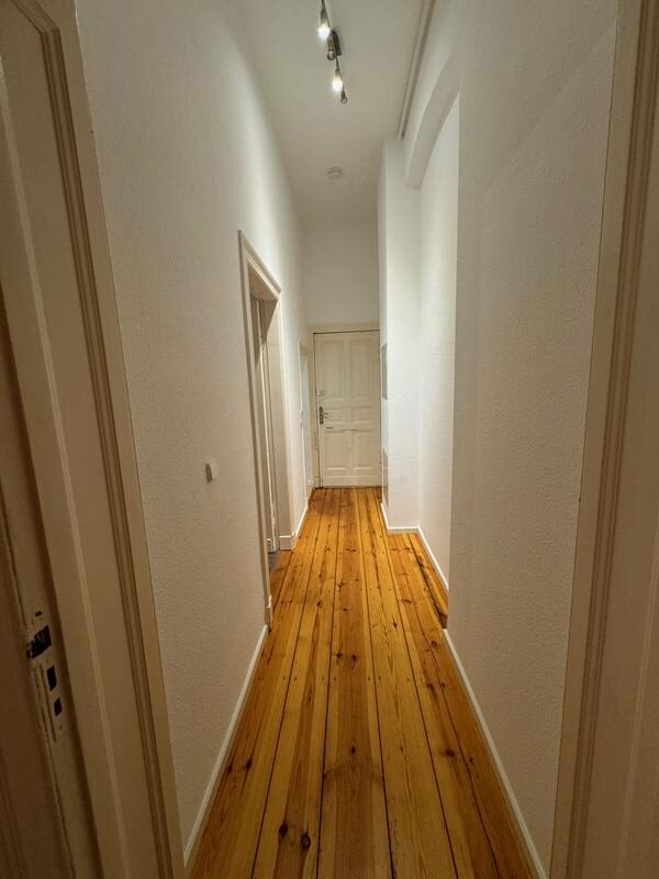 Charmante 2-Zimmer-Altbauwohnung (61 m²) im SFL 1. OG rechts mit Einbauküche, Duschbad, Flügeltüren & Keller. Kaltmiete 700 € + 100 € BK, Kaution 3 KM. Zentrale, ruhige Lage in Charlottenburg nahe Savignyplatz & Wilmersdorfer Straße mit hervorragender ÖPNV-Anbindung (U2, U7, S-Bahn).