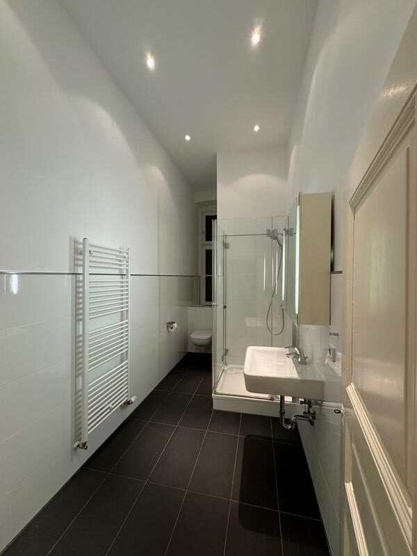 Charmante 2-Zimmer-Altbauwohnung (61 m²) im SFL 1. OG rechts mit Einbauküche, Duschbad, Flügeltüren & Keller. Kaltmiete 700 € + 100 € BK, Kaution 3 KM. Zentrale, ruhige Lage in Charlottenburg nahe Savignyplatz & Wilmersdorfer Straße mit hervorragender ÖPNV-Anbindung (U2, U7, S-Bahn).