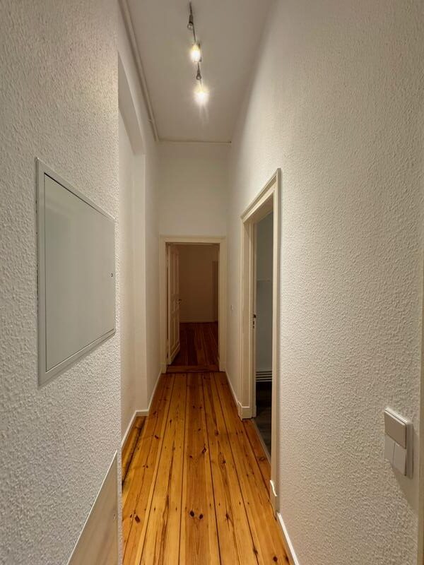 Charmante 2-Zimmer-Altbauwohnung (61 m²) im SFL 1. OG rechts mit Einbauküche, Duschbad, Flügeltüren & Keller. Kaltmiete 700 € + 100 € BK, Kaution 3 KM. Zentrale, ruhige Lage in Charlottenburg nahe Savignyplatz & Wilmersdorfer Straße mit hervorragender ÖPNV-Anbindung (U2, U7, S-Bahn).