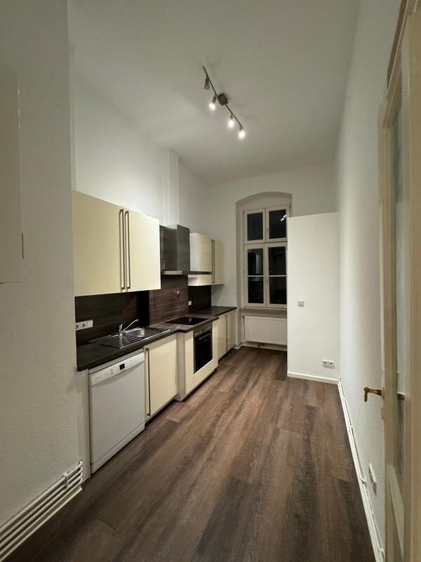 Charmante 2-Zimmer-Altbauwohnung (61 m²) im SFL 1. OG rechts mit Einbauküche, Duschbad, Flügeltüren & Keller. Kaltmiete 700 € + 100 € BK, Kaution 3 KM. Zentrale, ruhige Lage in Charlottenburg nahe Savignyplatz & Wilmersdorfer Straße mit hervorragender ÖPNV-Anbindung (U2, U7, S-Bahn).