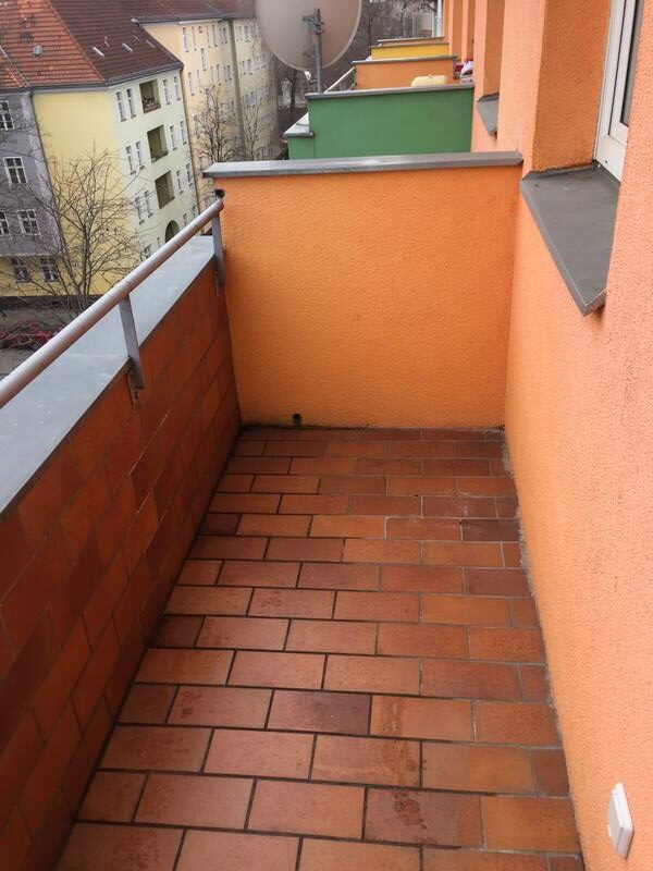 Gemütliche 2-Zimmer-Wohnung (52 m²) im 5. OG mitte links mit Küche, Badewanne, Balkon, Aufzug & Kellerraum. Kaltmiete 565 € + 110 € BK + 40 € HK, Kaution 3 KM. Ruhige Lage nahe U-Bhf. Karl-Marx-Straße & Hasenheide. Optionaler PKW-Stellplatz verfügbar.