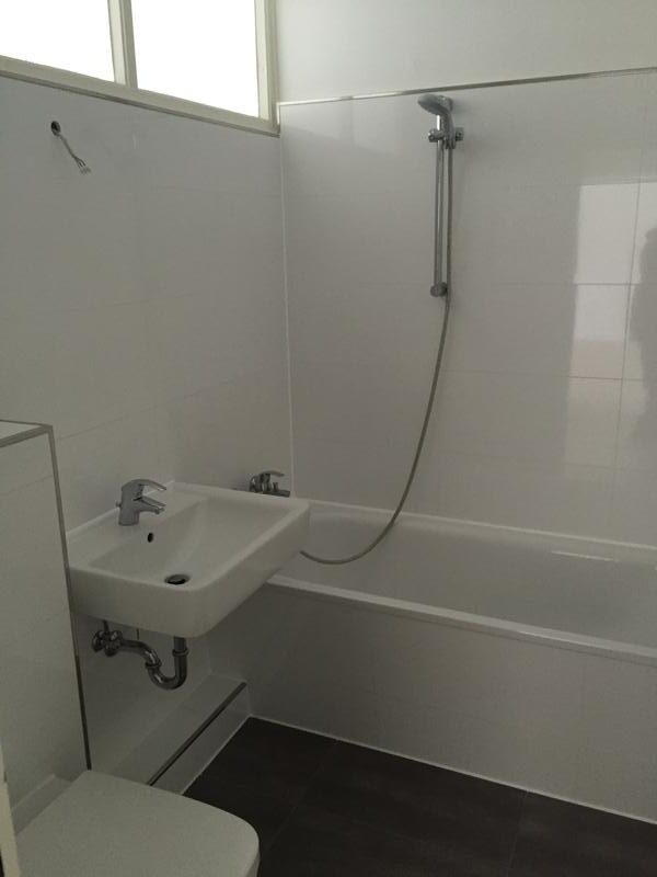 Gemütliche 2-Zimmer-Wohnung (52 m²) im 5. OG mitte links mit Küche, Badewanne, Balkon, Aufzug & Kellerraum. Kaltmiete 565 € + 110 € BK + 40 € HK, Kaution 3 KM. Ruhige Lage nahe U-Bhf. Karl-Marx-Straße & Hasenheide. Optionaler PKW-Stellplatz verfügbar.