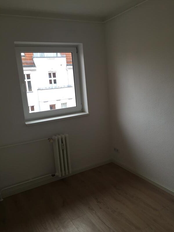 Gemütliche 2-Zimmer-Wohnung (52 m²) im 5. OG mitte links mit Küche, Badewanne, Balkon, Aufzug & Kellerraum. Kaltmiete 565 € + 110 € BK + 40 € HK, Kaution 3 KM. Ruhige Lage nahe U-Bhf. Karl-Marx-Straße & Hasenheide. Optionaler PKW-Stellplatz verfügbar.