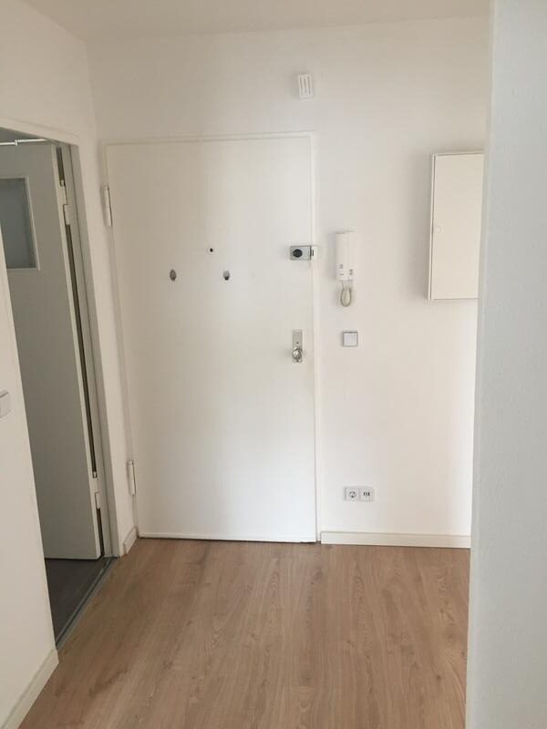 Gemütliche 2-Zimmer-Wohnung (52 m²) im 5. OG mitte links mit Küche, Badewanne, Balkon, Aufzug & Kellerraum. Kaltmiete 565 € + 110 € BK + 40 € HK, Kaution 3 KM. Ruhige Lage nahe U-Bhf. Karl-Marx-Straße & Hasenheide. Optionaler PKW-Stellplatz verfügbar.