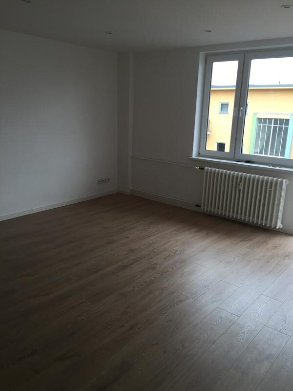 Gemütliche 2-Zimmer-Wohnung (52 m²) im 5. OG mitte links mit Küche, Badewanne, Balkon, Aufzug & Kellerraum. Kaltmiete 565 € + 110 € BK + 40 € HK, Kaution 3 KM. Ruhige Lage nahe U-Bhf. Karl-Marx-Straße & Hasenheide. Optionaler PKW-Stellplatz verfügbar.