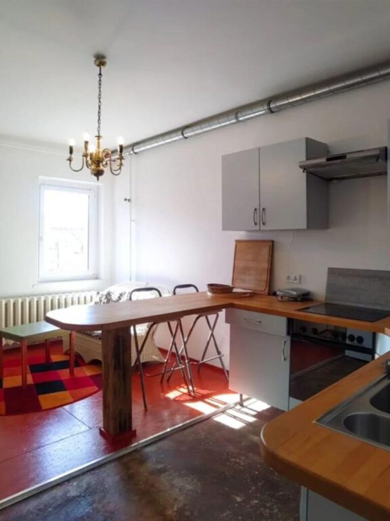 Möbliertes 1-Zimmer-Apartment (38 m²) im 1. OG mit Küche, Bad, Keller, WLAN & Spülmaschine. Kaltmiete 500 € + 100 € NK. Ruhige Lage in Grünheide-Kagel, ca. 45 km von Berlin, mitten im Grünen mit Gartenmitnutzung. Gute Anbindung durch RE1 & Bus 429 sowie Einkaufsmöglichkeiten in Grünheide & Herzfelde.