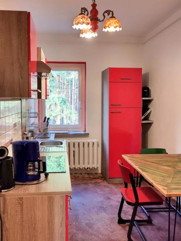 Helle 3-Zimmer-Wohnung (80 m²) im 1. OG, voll möbliert mit Küche, Bad, Keller, WLAN, Waschmaschine & Spülmaschine. Kaltmiete 1.000 € + 200 € NK. Ländliche Lage bei Grünheide (ca. 45 km von Berlin), ruhig zwischen Wäldern & Seen, gute Anbindung mit RE1 & Bus 429 sowie Einkaufsmöglichkeiten in Grünheide und Herzfelde.
