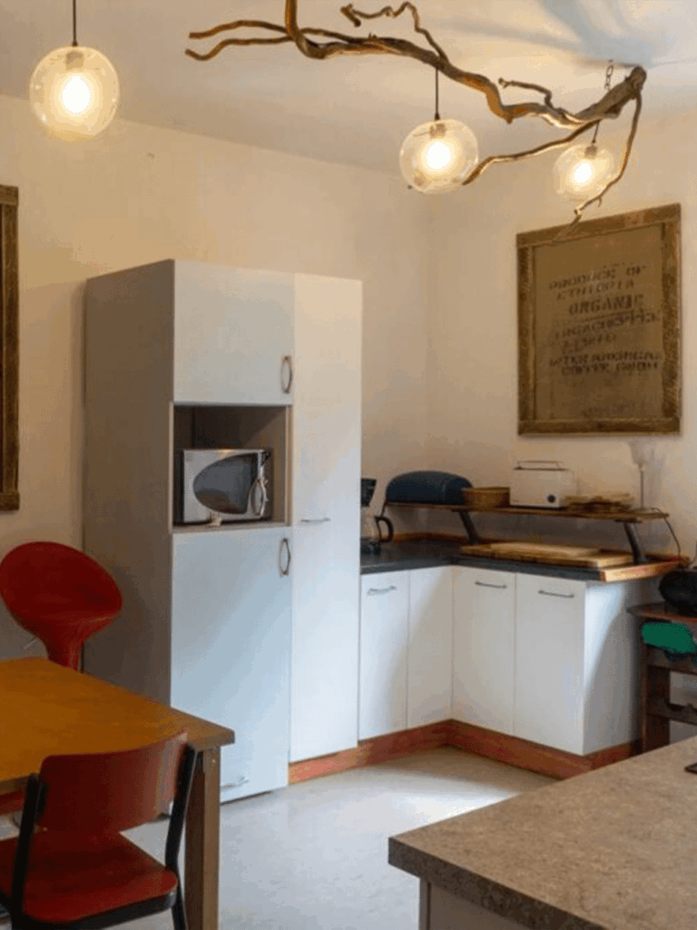 Großzügige 3-Zimmer-Wohnung (95 m²) im 1. OG, möbliert mit Küche, Bad, Keller, Garten & Stellplatz. Kaltmiete 1.000 € + 200 € NK. Ruhige Lage in Grünheide-Kagel nahe Berlin, umgeben von Wäldern & Seen mit guter ÖPNV-Anbindung (RE1, Bus 429) sowie Einkaufsmöglichkeiten in Grünheide & Herzfelde.