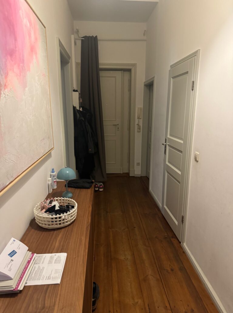 Charmante 2-Zimmer-Altbauwohnung (68 m²) im 2. OG Vorderhaus, Libauer Str., Berlin. Kaltmiete 959 € + 190 € BK/HK, Kaution 3 KM. Mit schönen Dielen, separater Küche & modernem Bad. Helle, ruhige Lage im Herzen von Friedrichshain nahe Boxhagener Platz. Sofort frei.