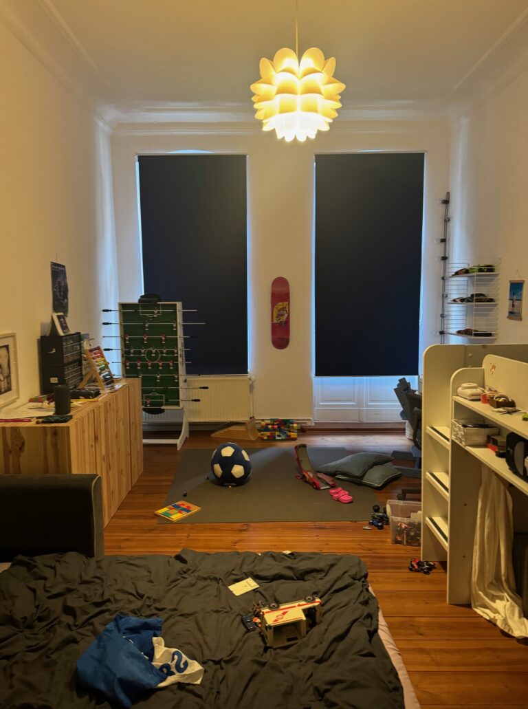 Charmante 2-Zimmer-Altbauwohnung (68 m²) im 2. OG Vorderhaus, Libauer Str., Berlin. Kaltmiete 959 € + 190 € BK/HK, Kaution 3 KM. Mit schönen Dielen, separater Küche & modernem Bad. Helle, ruhige Lage im Herzen von Friedrichshain nahe Boxhagener Platz. Sofort frei.
