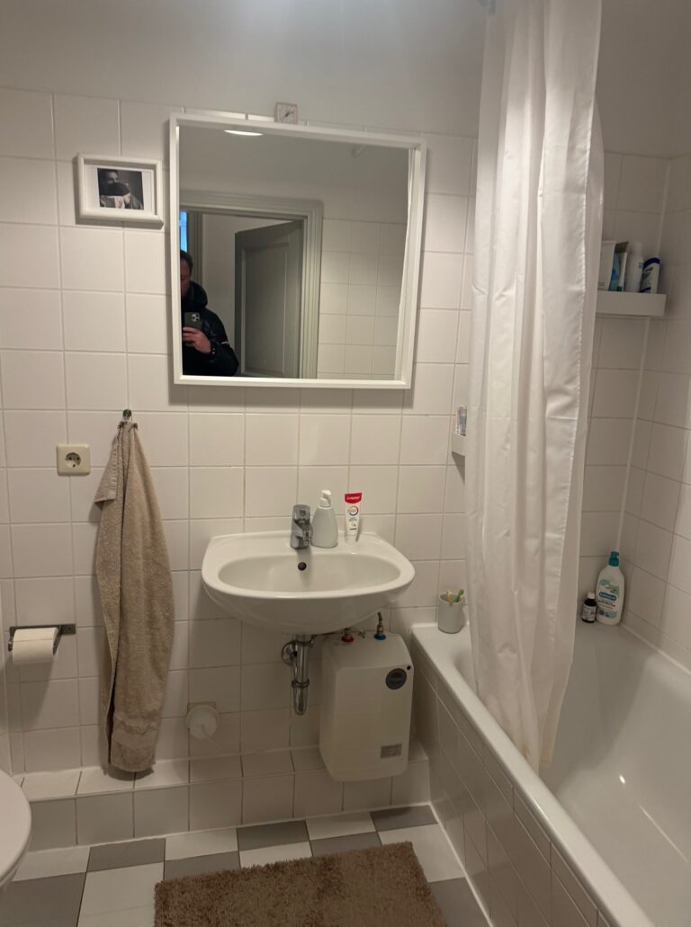 Charmante 2-Zimmer-Altbauwohnung (68 m²) im 2. OG Vorderhaus, Libauer Str., Berlin. Kaltmiete 959 € + 190 € BK/HK, Kaution 3 KM. Mit schönen Dielen, separater Küche & modernem Bad. Helle, ruhige Lage im Herzen von Friedrichshain nahe Boxhagener Platz. Sofort frei.