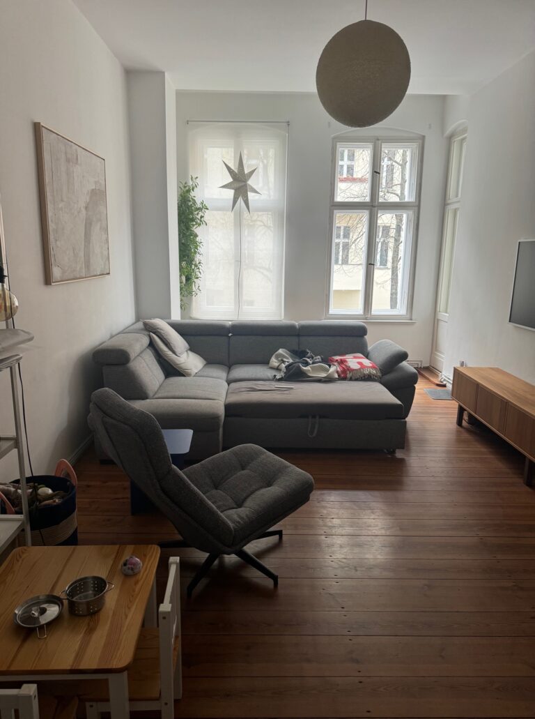 Charmante 2-Zimmer-Altbauwohnung (68 m²) im 2. OG Vorderhaus, Libauer Str., Berlin. Kaltmiete 959 € + 190 € BK/HK, Kaution 3 KM. Mit schönen Dielen, separater Küche & modernem Bad. Helle, ruhige Lage im Herzen von Friedrichshain nahe Boxhagener Platz. Sofort frei.