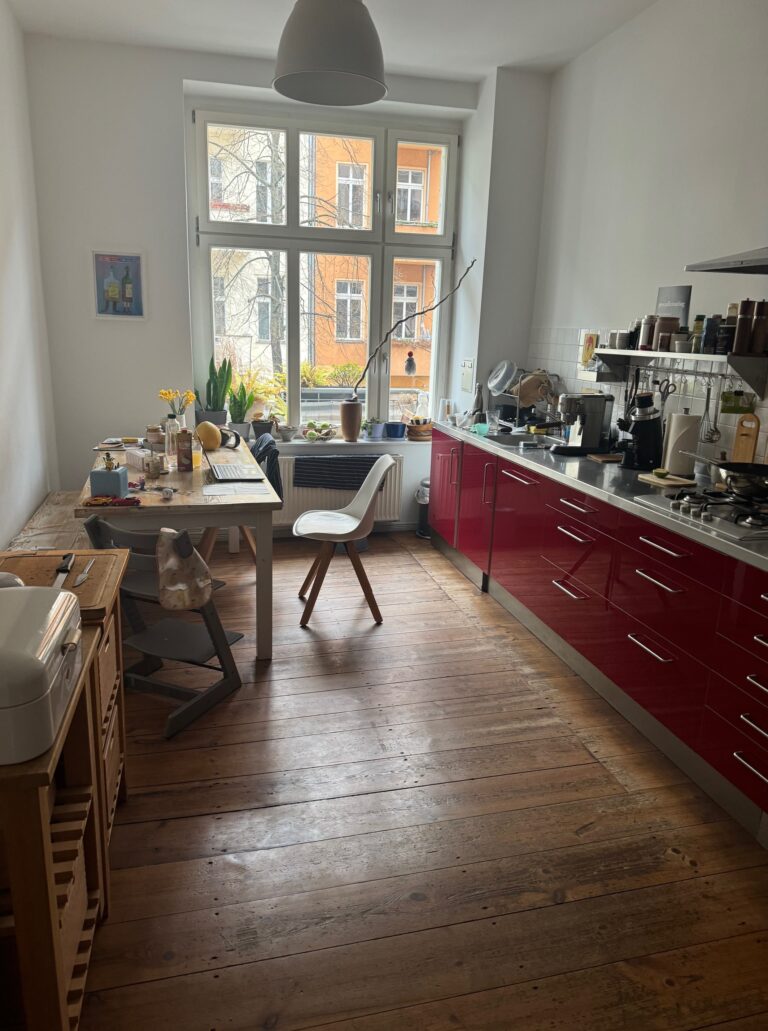 Charmante 2-Zimmer-Altbauwohnung (68 m²) im 2. OG Vorderhaus, Libauer Str., Berlin. Kaltmiete 959 € + 190 € BK/HK, Kaution 3 KM. Mit schönen Dielen, separater Küche & modernem Bad. Helle, ruhige Lage im Herzen von Friedrichshain nahe Boxhagener Platz. Sofort frei.