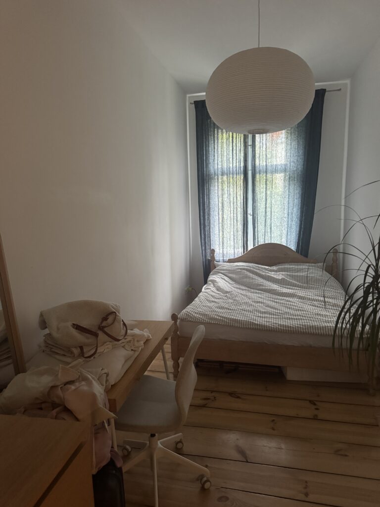 Stilvoll sanierte 3-Zimmer-Altbauwohnung (79,8 m²) im 3. OG ohne Aufzug mit Balkon & Keller, Metzer Str./Straßburger Str. Kaltmiete 2.000 € + 180 € BK/HK, Kaution 3 KM. Mit schönen Dielen, Stuck & moderner EBK. Lichtdurchflutet, ruhig & charmant – mitten im beliebten Bötzowviertel nahe Kollwitzplatz. Frei ab 01.11.2025.