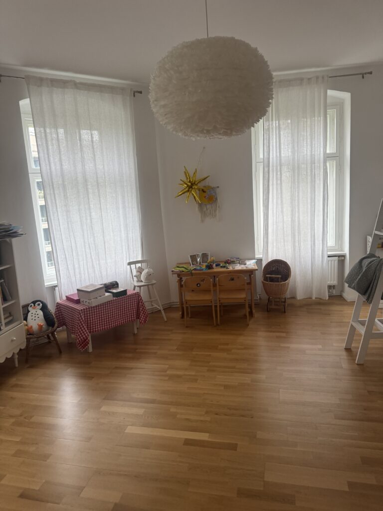 Stilvoll sanierte 3-Zimmer-Altbauwohnung (79,8 m²) im 3. OG ohne Aufzug mit Balkon & Keller, Metzer Str./Straßburger Str. Kaltmiete 2.000 € + 180 € BK/HK, Kaution 3 KM. Mit schönen Dielen, Stuck & moderner EBK. Lichtdurchflutet, ruhig & charmant – mitten im beliebten Bötzowviertel nahe Kollwitzplatz. Frei ab 01.11.2025.