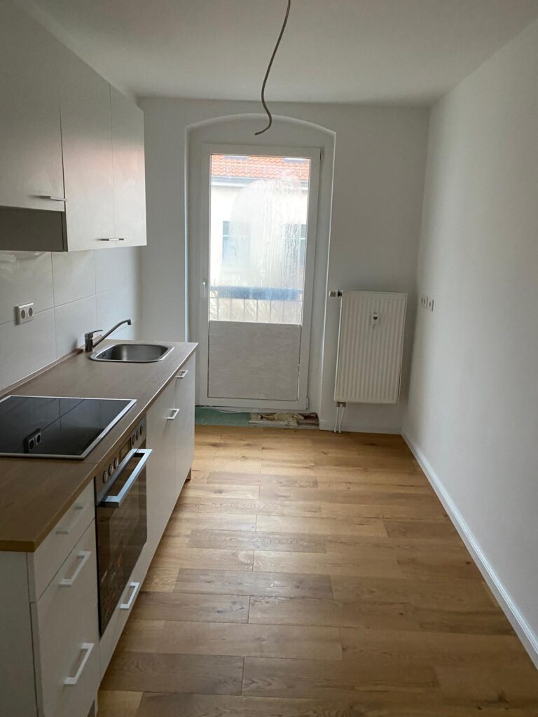 Komplett renovierte 2-Zimmer-Altbauwohnung (74 m²) im 2. OG Gartenhaus, Metzer Str. Kaltmiete 1.258 € + 189 € BK/HK, Kaution 3 KM. Mit Dielen, moderner Einbauküche, Bad & Keller. Ruhig & charmant im beliebten Bötzowviertel, nahe Kollwitzplatz. Sofort frei – ideal für Singles oder Paare.