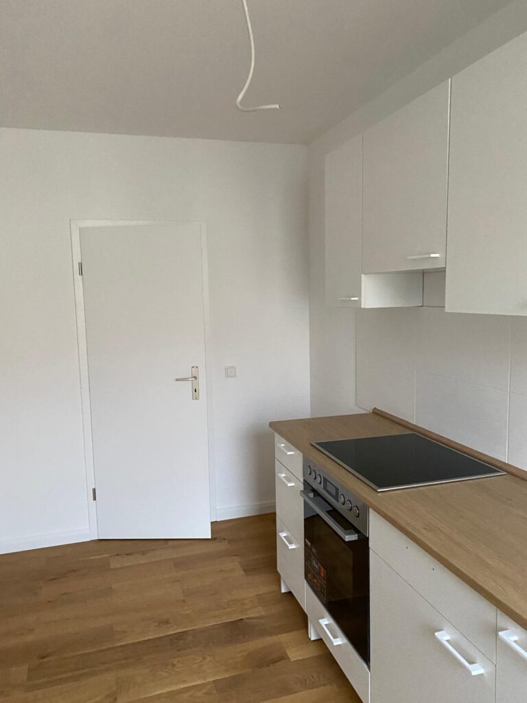 Komplett renovierte 2-Zimmer-Altbauwohnung (74 m²) im 2. OG Gartenhaus, Metzer Str. Kaltmiete 1.258 € + 189 € BK/HK, Kaution 3 KM. Mit Dielen, moderner Einbauküche, Bad & Keller. Ruhig & charmant im beliebten Bötzowviertel, nahe Kollwitzplatz. Sofort frei – ideal für Singles oder Paare.