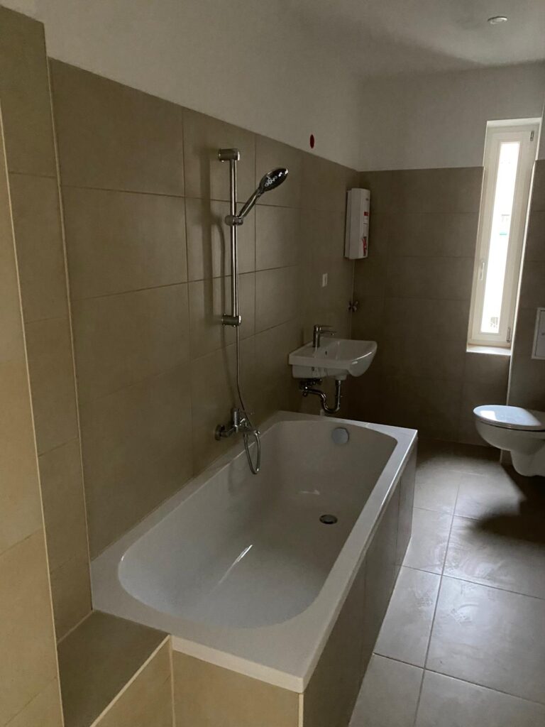 Komplett renovierte 2-Zimmer-Altbauwohnung (74 m²) im 2. OG Gartenhaus, Metzer Str. Kaltmiete 1.258 € + 189 € BK/HK, Kaution 3 KM. Mit Dielen, moderner Einbauküche, Bad & Keller. Ruhig & charmant im beliebten Bötzowviertel, nahe Kollwitzplatz. Sofort frei – ideal für Singles oder Paare.