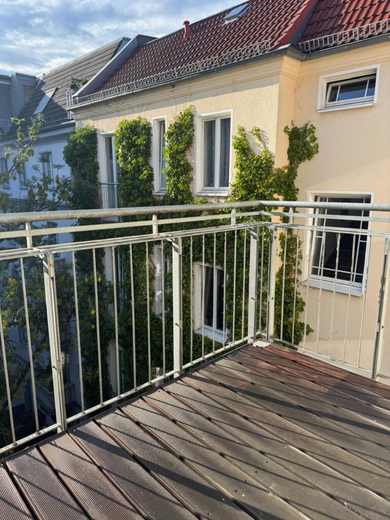 Komplett sanierte 2-Zimmer-Altbauwohnung (60 m²) im 4. OG Gartenhaus ohne Aufzug, Oderstr., 10625 Berlin. Kaltmiete 990 € + 180 € BK/HK, Kaution 3 KM. Mit Balkon, moderner Küche, Bad & Keller. Ruhig & zentral nahe Savignyplatz, ideal für Singles oder Paare. Sofort frei.