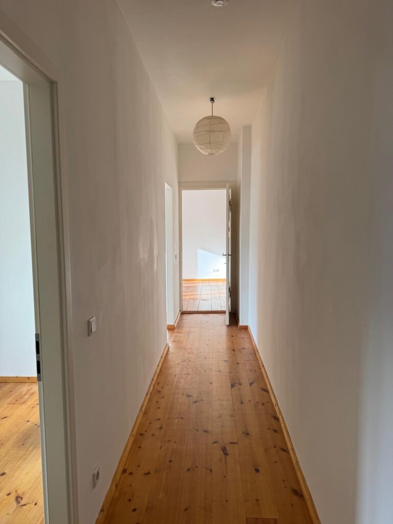 Komplett sanierte 2-Zimmer-Altbauwohnung (60 m²) im 4. OG Gartenhaus ohne Aufzug, Oderstr., 10625 Berlin. Kaltmiete 990 € + 180 € BK/HK, Kaution 3 KM. Mit Balkon, moderner Küche, Bad & Keller. Ruhig & zentral nahe Savignyplatz, ideal für Singles oder Paare. Sofort frei.