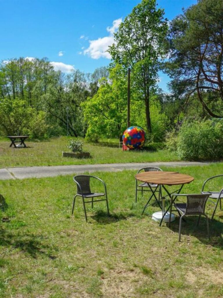 Möbliertes 1-Zimmer-Apartment (38 m²) im 1. OG mit Küche, Bad, Keller, WLAN & Spülmaschine. Kaltmiete 500 € + 100 € NK. Ruhige Lage in Grünheide-Kagel, ca. 45 km von Berlin, mitten im Grünen mit Gartenmitnutzung. Gute Anbindung durch RE1 & Bus 429 sowie Einkaufsmöglichkeiten in Grünheide & Herzfelde.