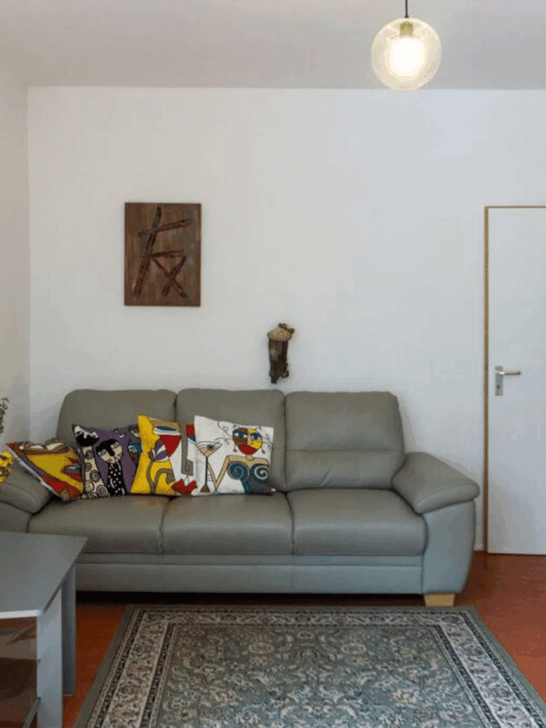 Großzügige 3-Zimmer-Wohnung (95 m²) im 1. OG, möbliert mit Küche, Bad, Keller, Garten & Stellplatz. Kaltmiete 1.000 € + 200 € NK. Ruhige Lage in Grünheide-Kagel nahe Berlin, umgeben von Wäldern & Seen mit guter ÖPNV-Anbindung (RE1, Bus 429) sowie Einkaufsmöglichkeiten in Grünheide & Herzfelde.