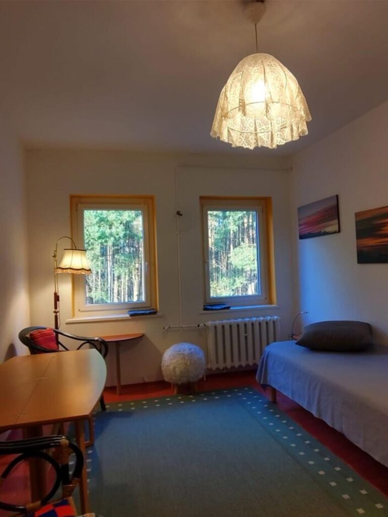 Helle 3-Zimmer-Wohnung (80 m²) im 1. OG, voll möbliert mit Küche, Bad, Keller, WLAN, Waschmaschine & Spülmaschine. Kaltmiete 1.000 € + 200 € NK. Ländliche Lage bei Grünheide (ca. 45 km von Berlin), ruhig zwischen Wäldern & Seen, gute Anbindung mit RE1 & Bus 429 sowie Einkaufsmöglichkeiten in Grünheide und Herzfelde.